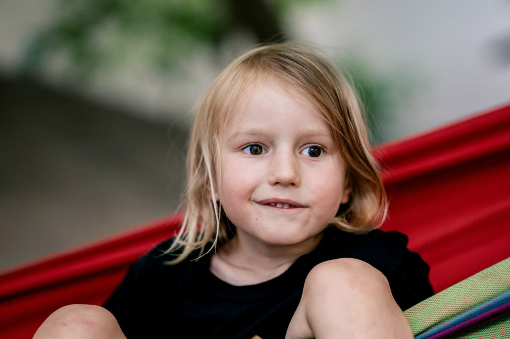 Portraitfoto eines Kindes in der Kindergartenfotografie