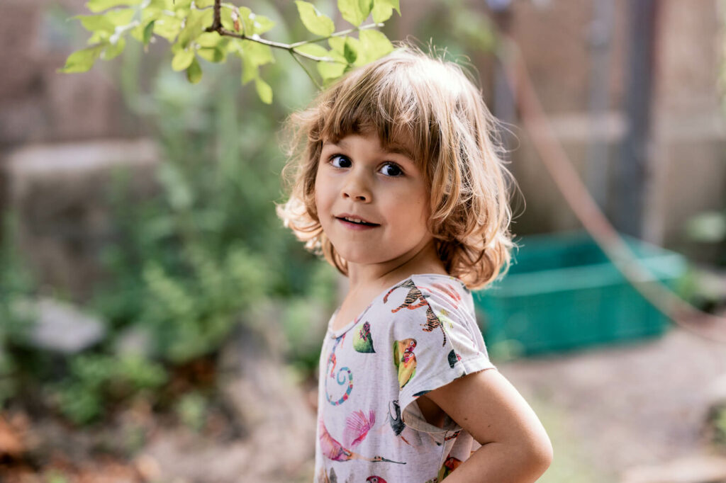 Portraitfoto eines Kindes in der Kindergartenfotografie
