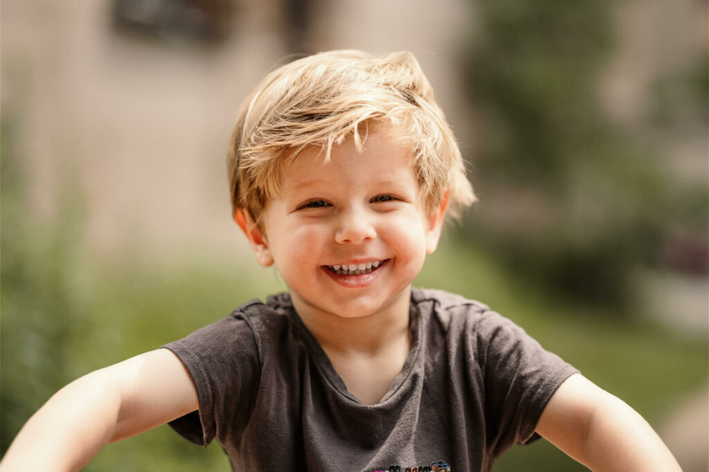 Portraitfoto eines Kindes in der Kindergartenfotografie
